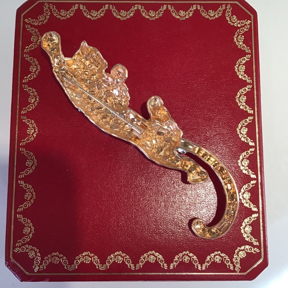 Fashionable Leopard gold tone brooch with rhinestones - Picture 4 of 6